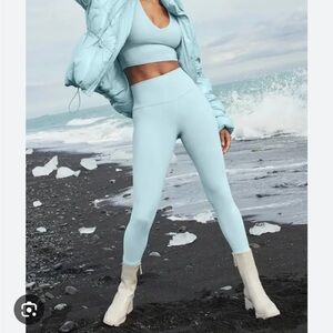 Alo Chalk Blue Airlift leggings and accolade set